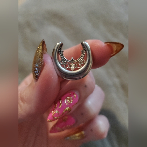 5/8" Filigree Surgical Steel Saddle Plugs - Picture 2 of 6